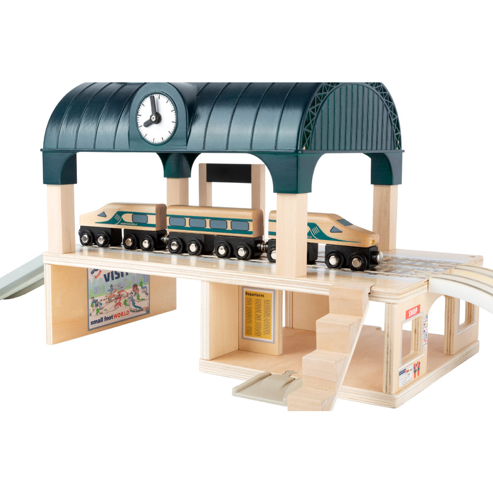 Circuit Staţie de tren din lemn FSC®, Small Foot, cu accesorii, 3 ani+