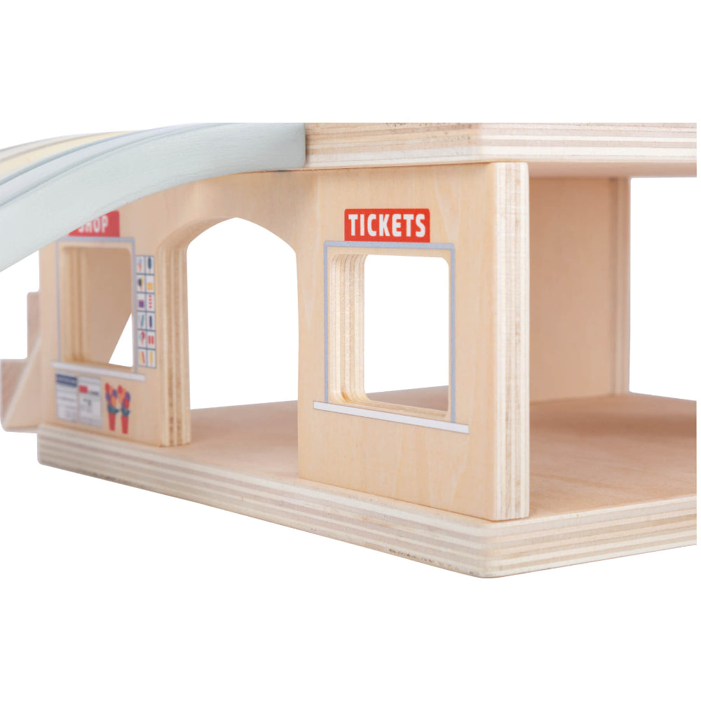 Circuit Staţie de tren din lemn FSC®, Small Foot, cu accesorii, 3 ani+