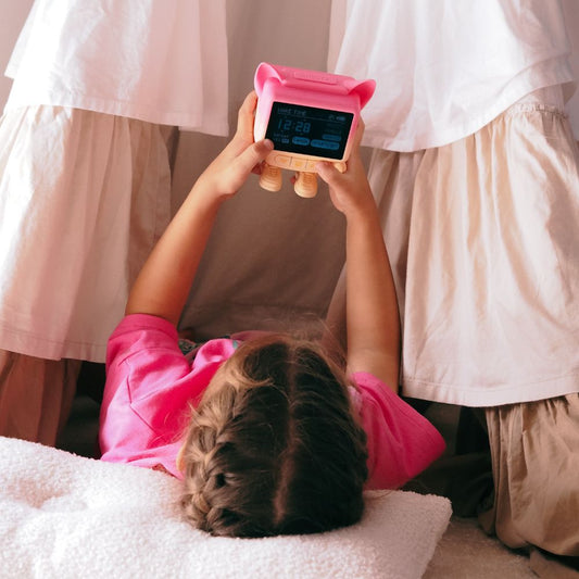 Ceas cu alarmă interactiv și boxă portabilă, Dancing Clock, Roz, MOB Paris