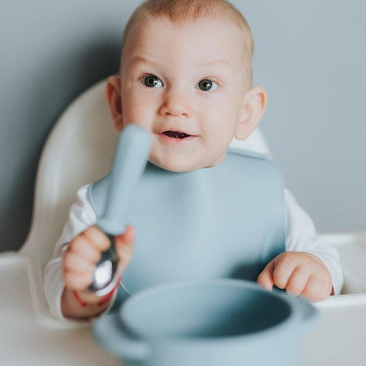 Set diversificare bol silicon cu tacâmuri și bavetă, Elpi, Sky, 4 piese, 6 luni+