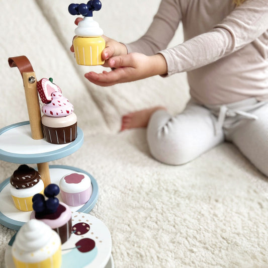 Etajeră din lemn cu cupcake-uri și accesorii magnetice, Tasty, Small Foot, 13 piese, 3 ani+