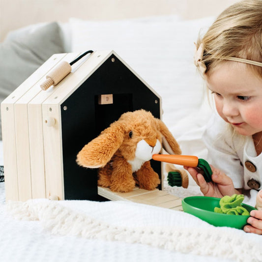 Iepuraș de pluș cu căsuță cu gard de plasă și accesorii, Small Foot, 16 piese, 3 ani+