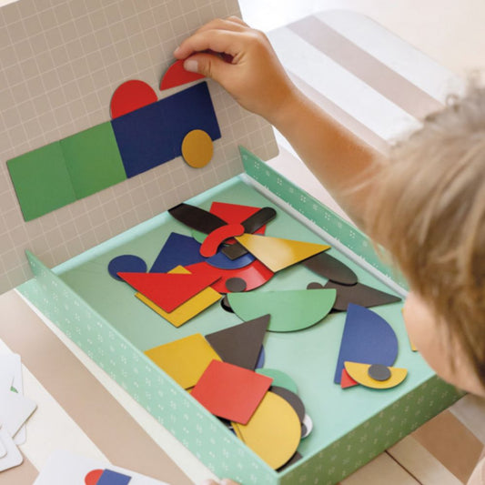 Joc educativ cu piese magnetice, Forme geometrice, 50 piese, APLI, 3 ani+