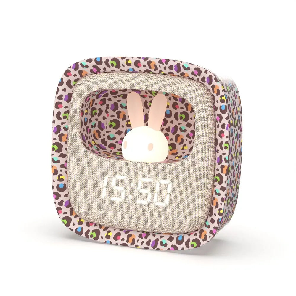 Billy Clock utilizat ca lumină de veghe pe noptieră