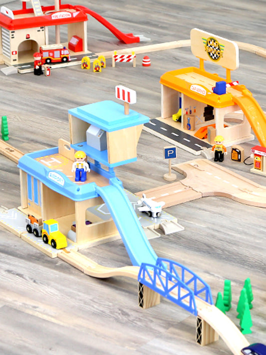 Statie de pompieri din lemn cu accesorii, Small Foot, 3 ani+