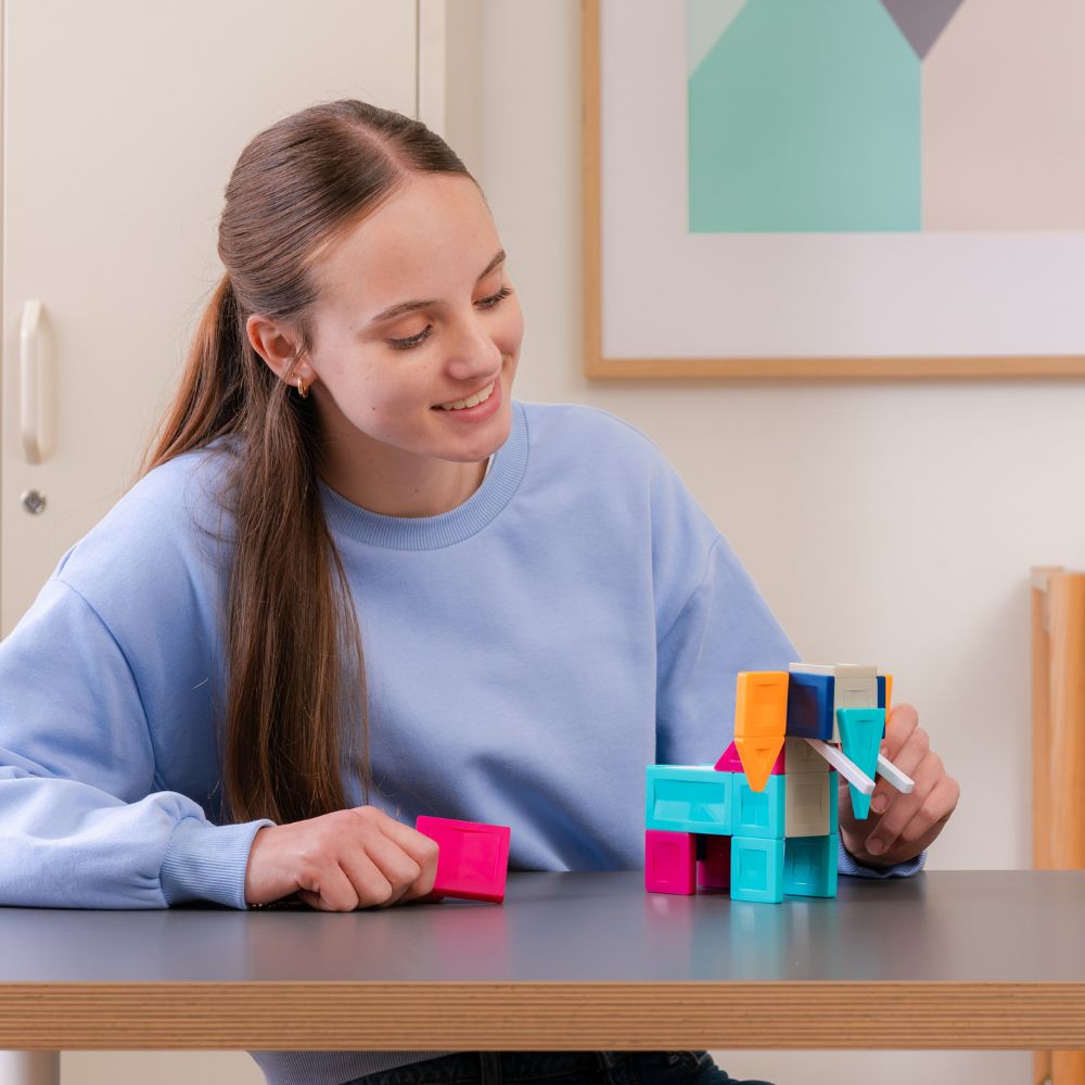 Elefant construit cu plăcile magnetice Connetix PRO
