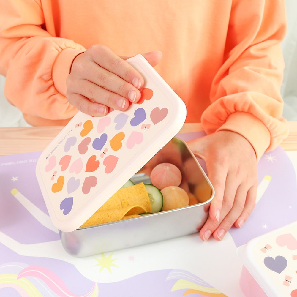 Copil deschizând cutia sandwich Hearts din inox cu alimente în interior
