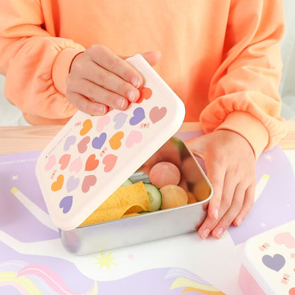 Copil deschizând cutia sandwich Hearts din inox cu alimente în interior