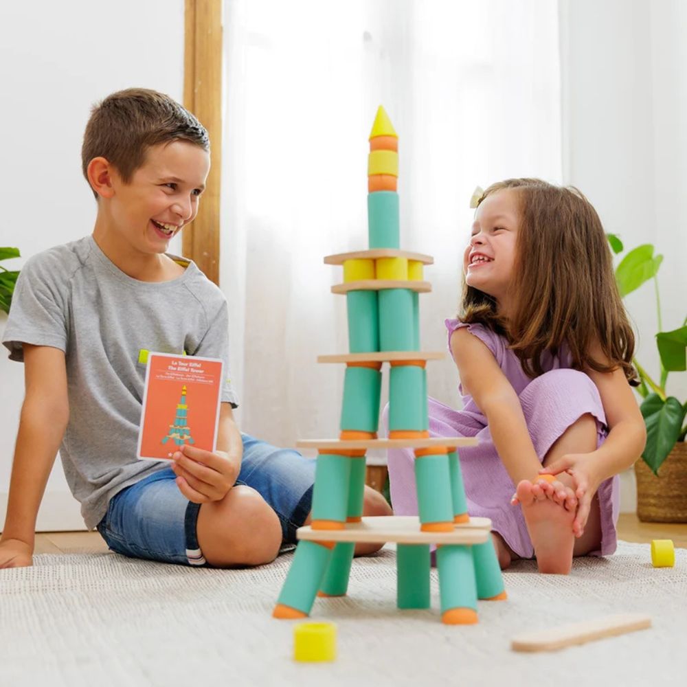 Copil construind liber cu piesele OPPI Piks+Stix