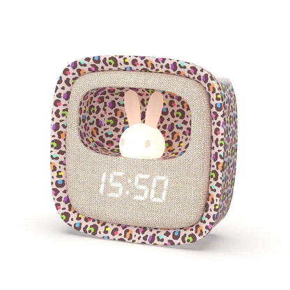 Billy Clock utilizat ca lumină de veghe pe noptieră