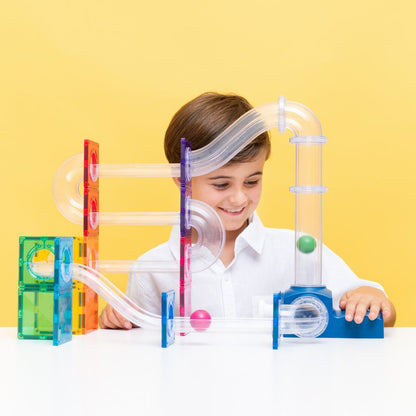 Traseu cu bile construit cu CONNETIX Ball Run Launcher Pack