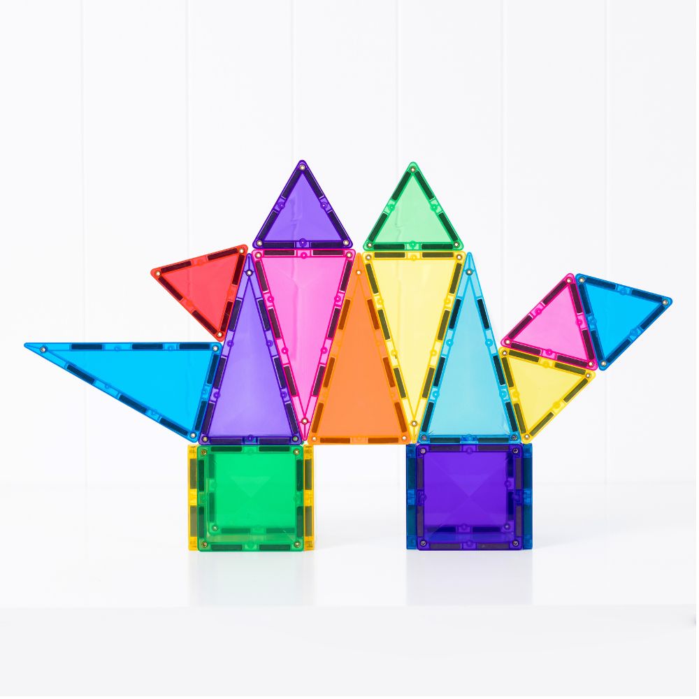 Piese magnetice copii aranjate într-un model geometric 2D