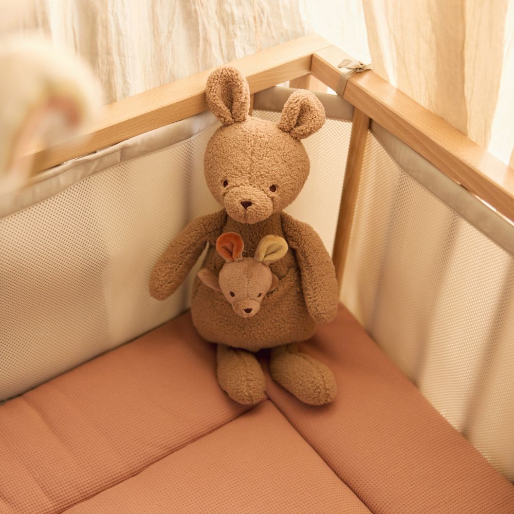 bebelus tinand in brate plusul cangur Jollein Kangaroots 38cm