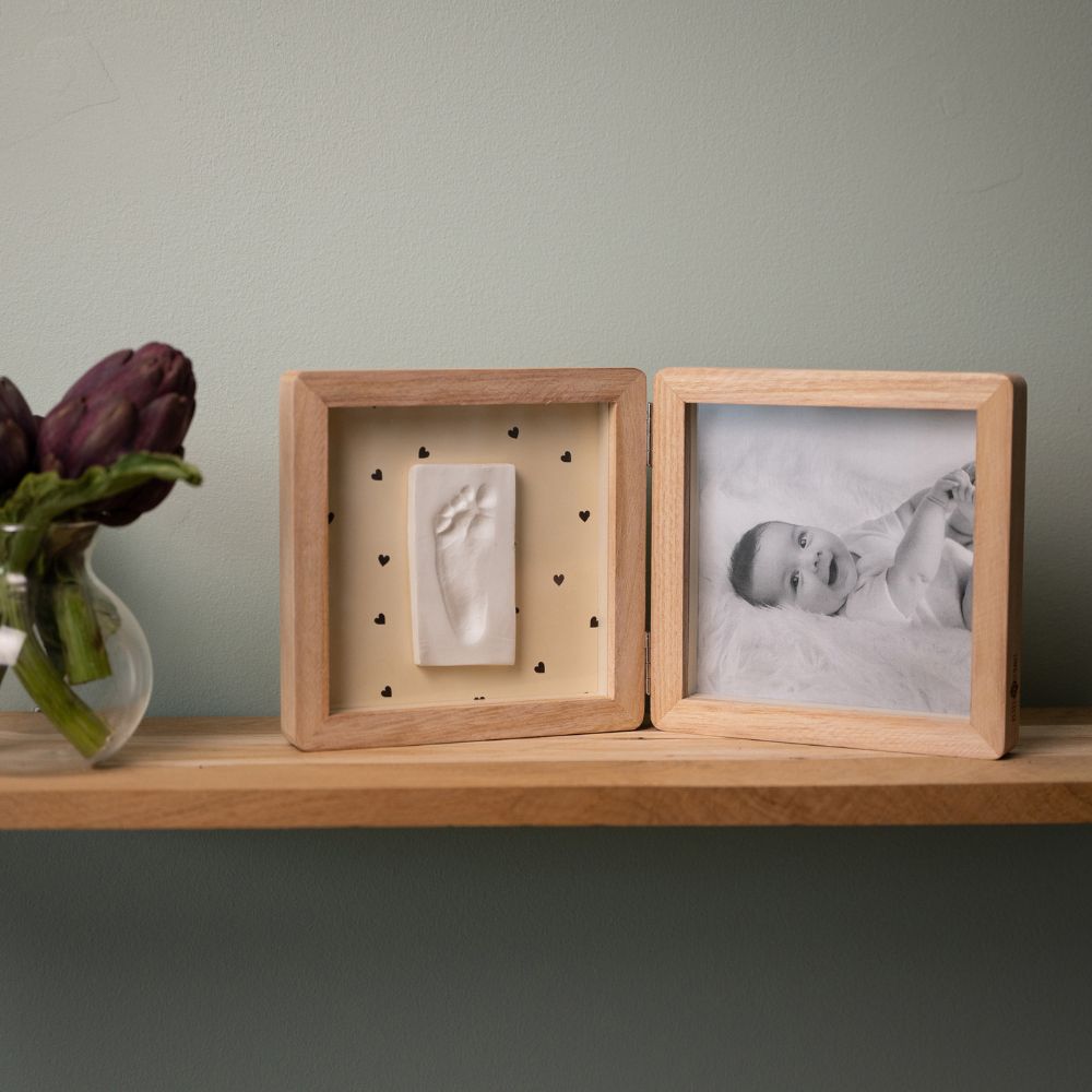 Ramă dublă din lemn cu fotografie și amprentă bebeluș, Pretty Hearts, Petit Artichaut