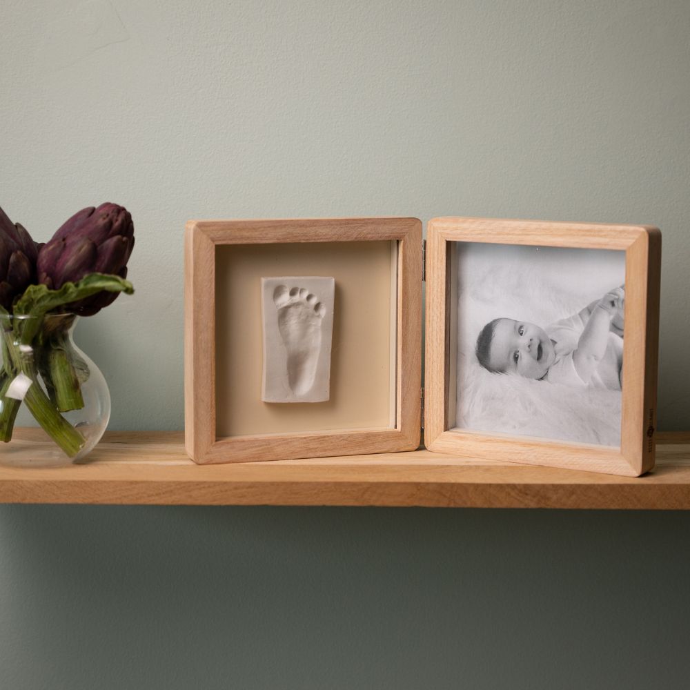 Ramă dublă din lemn cu fotografie și amprentă bebeluș, Pretty Hearts, Petit Artichaut
