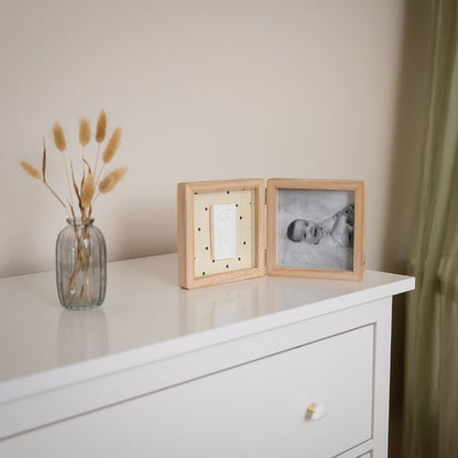 Ramă dublă din lemn cu fotografie și amprentă bebeluș, Pretty Hearts, Petit Artichaut