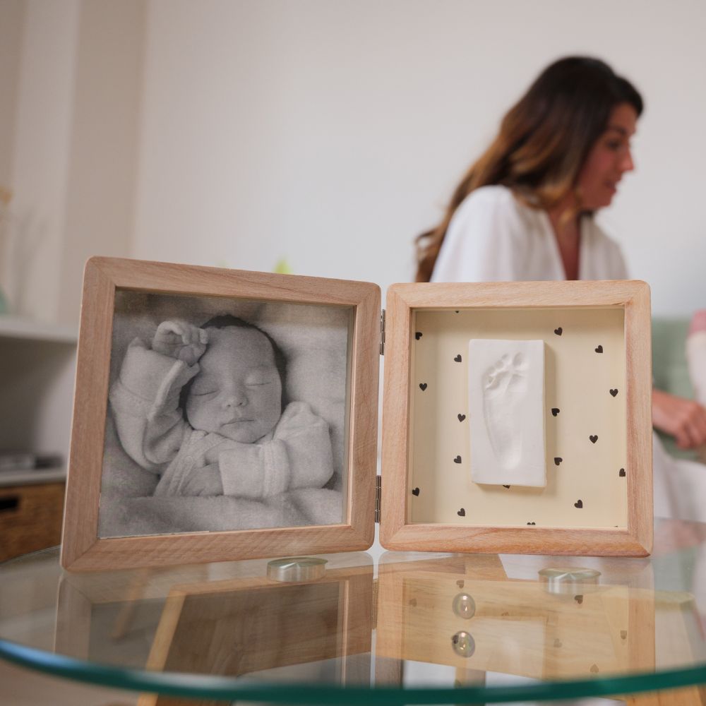Ramă dublă din lemn cu fotografie și amprentă bebeluș, Pretty Hearts, Petit Artichaut
