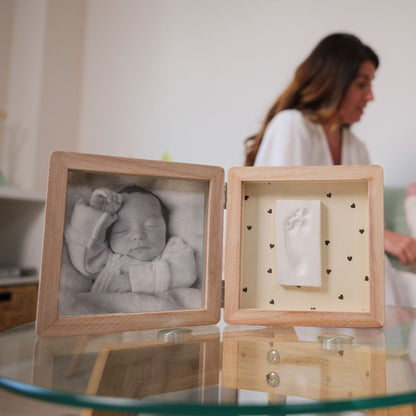 Ramă dublă din lemn cu fotografie și amprentă bebeluș, Pretty Hearts, Petit Artichaut