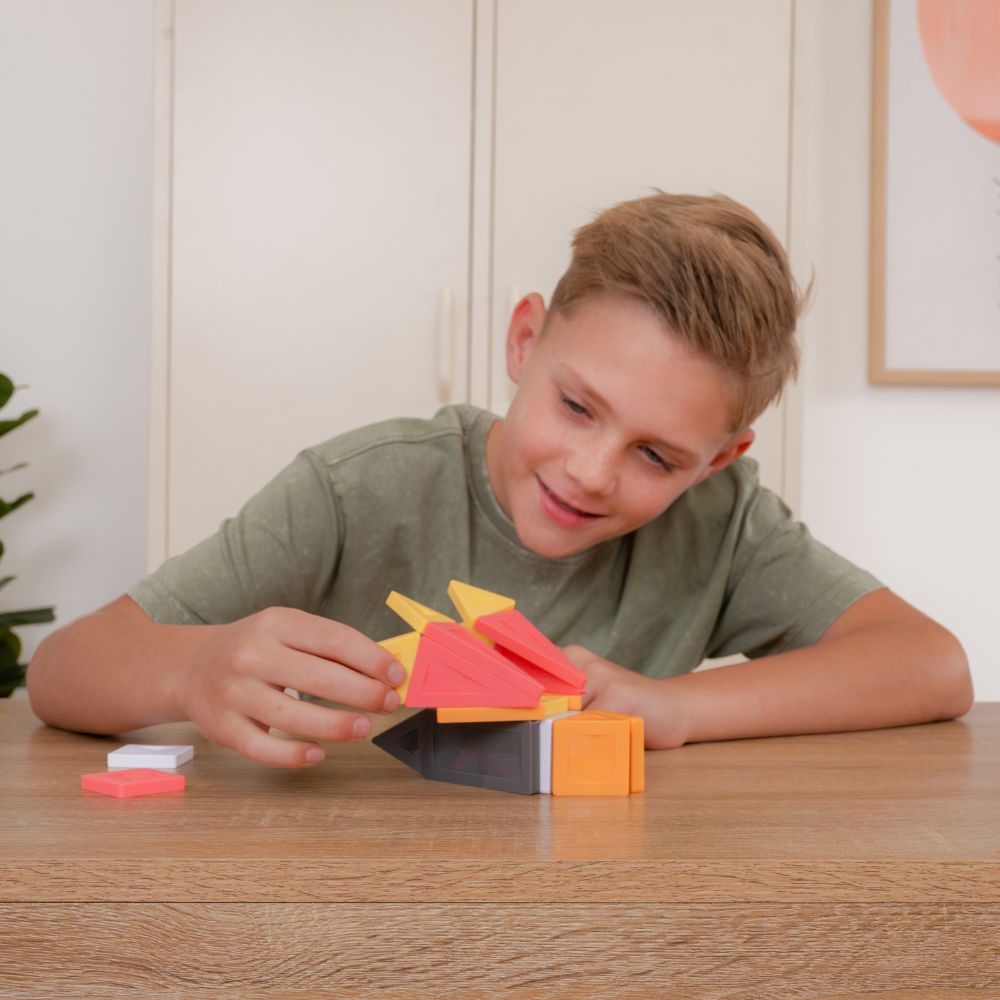 Albina cu aripi construită cu piesele Connetix Creatures