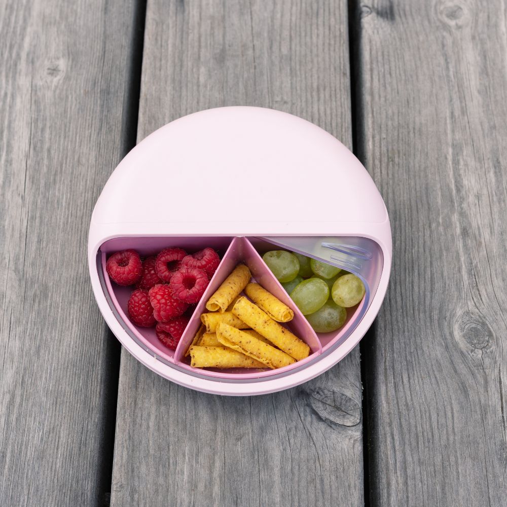 Cutie compartimentată roz pentru gustări uscate la picnic